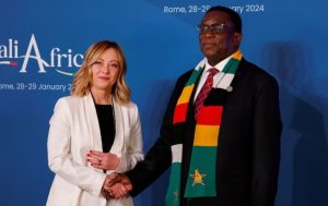 La Primera Ministra de Italia, Giorgia Meloni, se reúne con el Presidente de Zimbabwe, Emmerson Mnangagwa, dentro del Palacio Madama (Senado), mientras Italia acoge la cumbre Italia-África en Roma, Italia, el 29 de enero de 2024.
