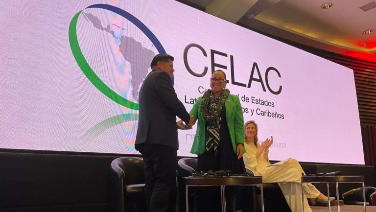Elizabeth Taylor Jay, viceministra de Asuntos Militares de Colombia, recibe la co-presidencia del Mecanismo de Coordinación y Cooperación CELAC-UE en materia de Drogas de manos de Bolivia