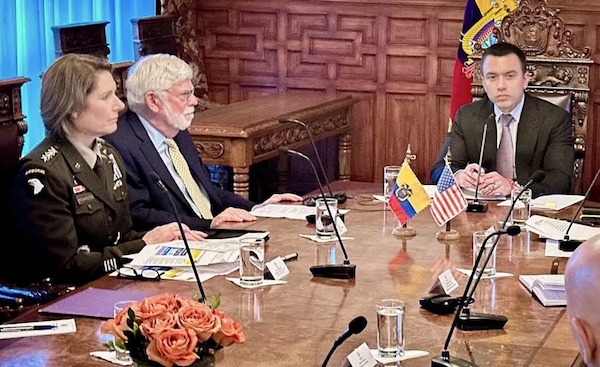 Laura Richardson Christopher Dodd y el presidente Daniel Noboa