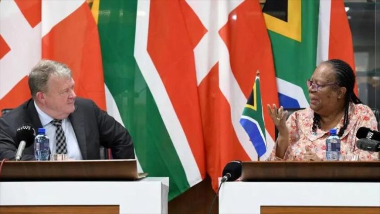 Canciller de Sudáfrica Naledi Pandor reunida con su par danés Lars Rasmussenjpg