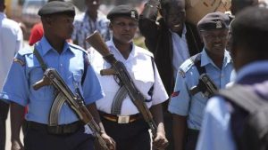 Policia Keniana patrullando calles de Nairobi, a la espera de instrucciones..