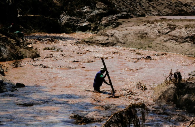 Un hombre camina a través del agua después de que fuertes inundaciones repentinas arrasaran con varias casas cuando una presa explotó, luego de fuertes lluvias en la aldea Kamuchiri de Mai Mahiu, condado de Nakuru, Kenia, 29 de abril de 2024. REUTERS/Thomas Mukoya