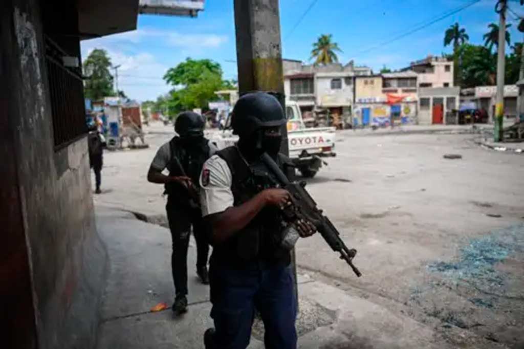 Policía Haitiana en Defensa del Palacio Nacional de dicha nación