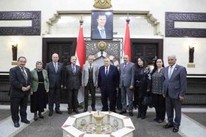 Autoridades sirias y autoridades argelinas reunidos con el presidente de la Asamblea del Pueblo de Siria