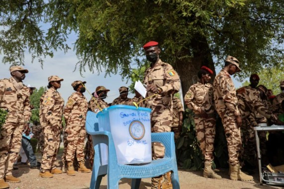 Chadian soldiers cast early votes in the presidential election scheduled for May 6 in N’djamena, Chad, May 5, 2024. REUTERS/Desire Danga Essigue