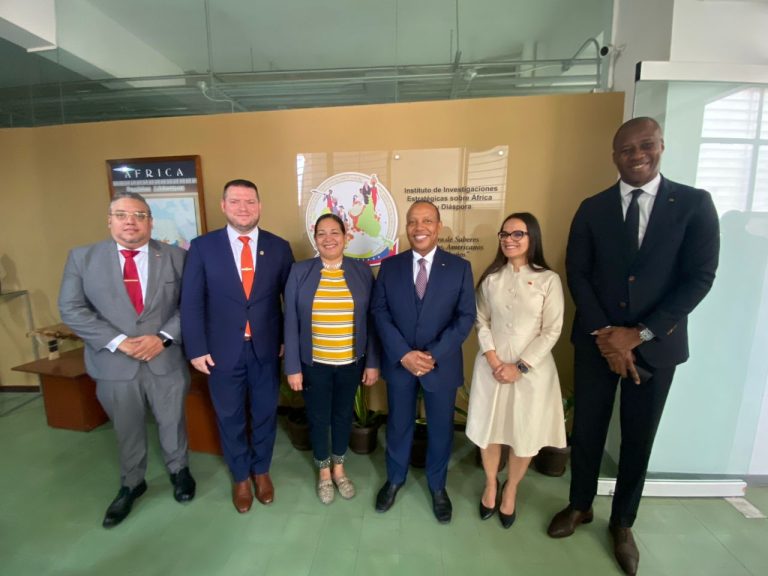 Primer Ministro de Santo Tomé y Príncipe, Patrice Emery Trovoada, en el Centro de Saberes Africanos, Americanos y Caribeños! Acompañado por su Ministro de Negocios Extranjeros, Gareth Haddad Do Espirito Santo Guadalupe, y nuestros representantes diplomáticos.