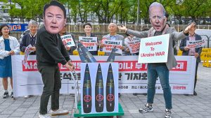 Activistas durante protesta antigubernamental en Seúl