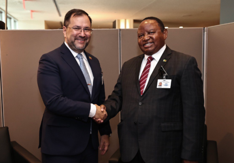 Canciller de Venezuela recibió a su homólogo de Zimbabwe