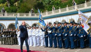 El presidente tunecino, Kais Saied, pasando revista a un destacamento