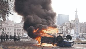 Violencia. La cuenta de la presidencia argentina felicitó a fuerzas de seguridad por “su excelente accionar reprimiendo”. Foto: AFP