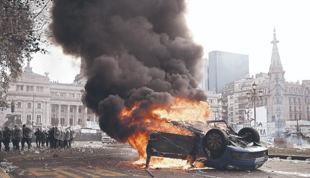 Violencia. La cuenta de la presidencia argentina felicitó a fuerzas de seguridad por “su excelente accionar reprimiendo”. Foto: AFP