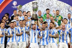 La Selección Argentina levanta el trofeo mientras celebra la victoria en la final de la Copa América Conmebol 2024