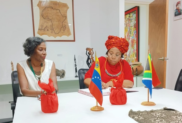 Reina Arratia Directora de Centro de Saberes Africanos, Americanos y caribeños y La Dra. Cynthia Khumalo viceministra de Deportes, Arte y Cultura de la República de Sudáfrica