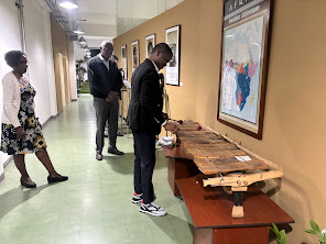 Félix Da costa, tocando la Timba (instrumento africano)