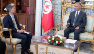 El Jefe de Gobierno, Kamel Maddouri, recibió ayer al Embajador de la República Popular China en Túnez, Wan Li