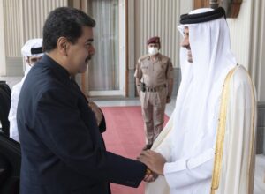 Presidente de Venezuela, Nicolás Maduro, saludando al Emir de Qatar, Tamim bin Hamad Al Thani - fuente: Doha News