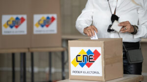 Una persona vota en el proceso electoral
