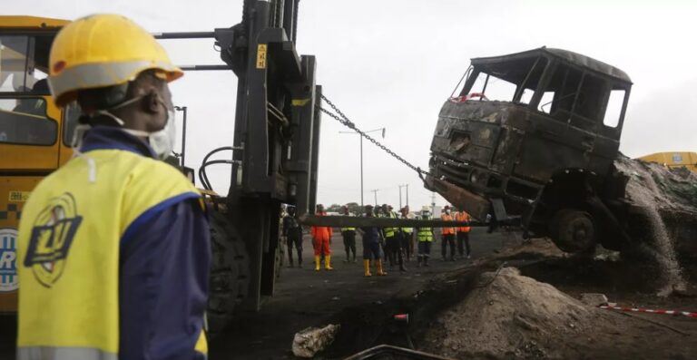 Los equipos de rescate retiran un camión quemado después de que un camión cisterna se estrellara y provocara un gran incendio de combustible en - Derechos de autor © africanews Sunday Alamba/Copyright 2018 The AP. Todos los derechos reservados.