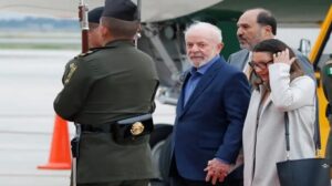 A su llegada a México, Lula da Silva fue recibido por una comitiva del Gobierno, encabezada por Lázaro Cárdenas Batel, próximo jefe de oficina de la Presidencia de Sheinbaum. Foto: EFE