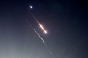 Un proyectil sobrevuela el cielo de Tel Aviv.