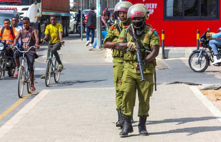 Agentes de la policía antidisturbios de Tanzania caminan durante las protestas | REUTERS/Emmanuel Herman/Foto de archivo