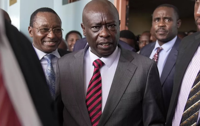 El vicepresidente de Kenia Rigathi Gachagua en el centro sale de la sala del tribunal en el Tribunal de Justicia de Milimani en Nairobi Kenia