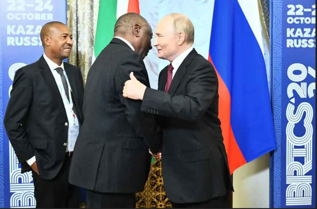Presidente Cyril Ramaphosa saludando al Presidente Vladimir Putin