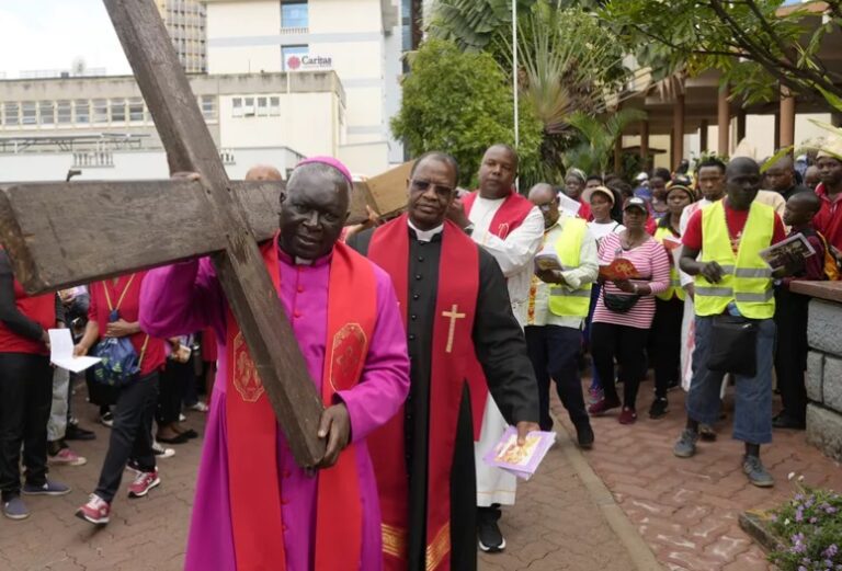El arzobispo de Nairobi Philip Anyolo lleva una cruz de madera mientras guía a cientos de cristianos | Foto: africanews Sayyid Abdul Azim/Copyright 2023 The AP.