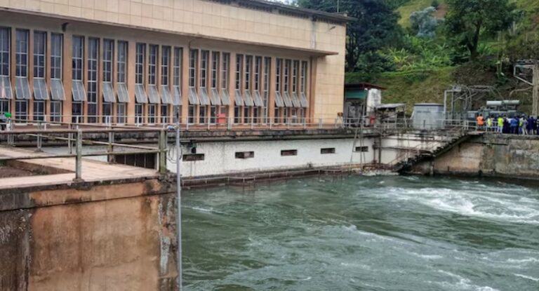 Una vista muestra el agua recolectada en la presa dentro de la planta hidroeléctrica Ruzizi I en Bukavu, este de la República Democrática del Congo | Foto: REUTERS/Crispin Kyalangalilwa