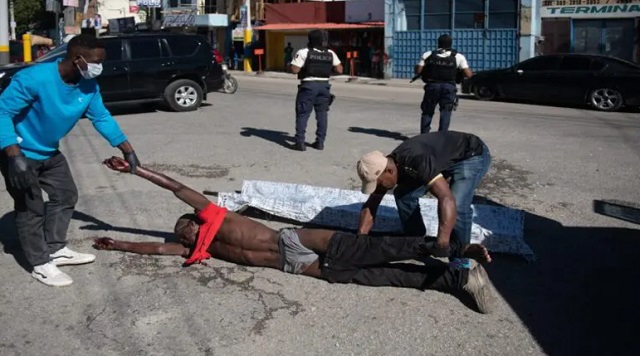 Las bandas delictivas, que dominan cerca del 80 por ciento de la capital Puerto Príncipe, arremeten con regularidad contra los civiles. Foto: EFE