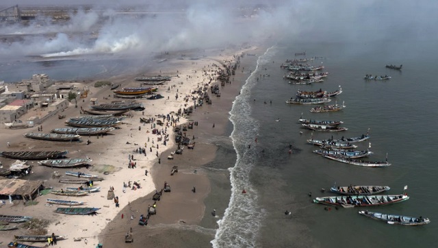 Barcos pesqueros se alinean en la costa de la playa de Bargny, a unos 35 kilómetros (22 millas) al este de Dakar, Senegal, / Foto AP/Leo Correa, Archivo