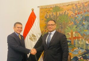 Bassem Hassan embajador de la República Árabe de Egipto en Túnez y su homólogo venezolano Reinaldo Bolívar sostuvieron una reunión de cortesía en la sede de la misión del país árabe. 1