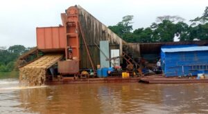 Una de las dragas ilegales en el territorio de Basoko, al noreste de la RDC. / Foto: El País