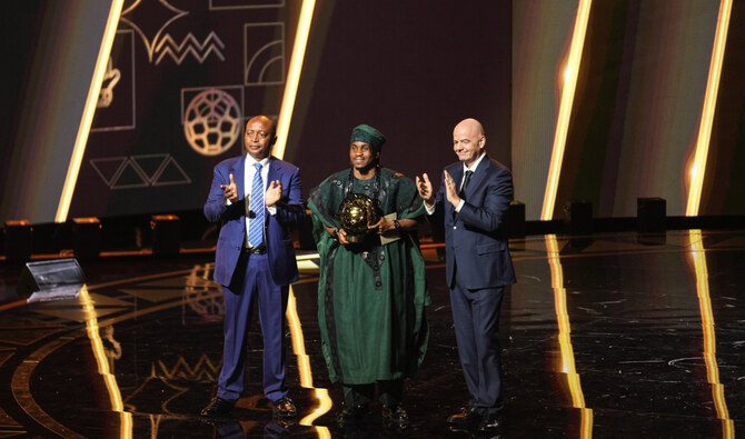 El nigeriano Ademola Lookman recibe el premio al Futbolista Africano del Año 2024 de la CAF, en Marrakech, Marruecos
