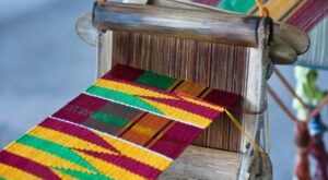 Kente: compuesto de bandas tejidas a partir de seda, algodón o rayón utilizando telares horizontales.