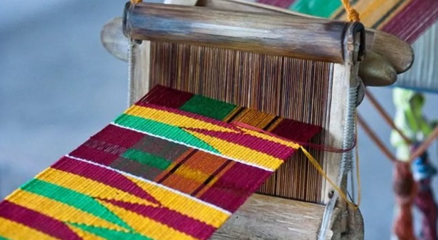 Kente: compuesto de bandas tejidas a partir de seda, algodón o rayón utilizando telares horizontales.