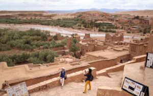 Los turistas visitan el Ksar de Ait Ben Haddou, declarado Patrimonio de la Humanidad por la UNESCO, en Marruecos Foto: REUTERS/Stelios Misinas