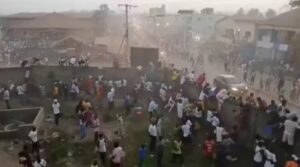La gente se apresura en Nzerekore, Guinea, donde las autoridades locales dijeron que se produjo una estampida mortal en un estadio tras enfrentamientos entre aficionados durante un partido de fútbol, ​​el 1 de diciembre de 2024