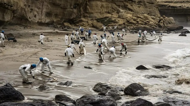 De acuerdo con la compañía Petroperú, se detectó la presencia de hidrocarburo en la playa las Capullanas. / Foto: EFE.