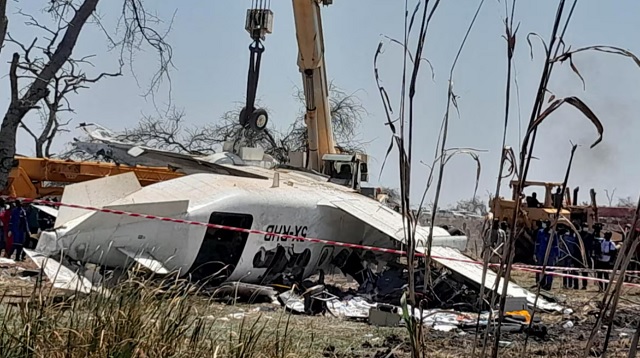 Los restos de un avión que se estrelló, matando a varias personas, cuando se dirigía a la capital, Juba, en el aeropuerto del yacimiento petrolífero de Unity, estado de Unity, Sudán del Sur, el 29 de enero de 2025. REUTERS/Stringer Purchase Licensing Rights