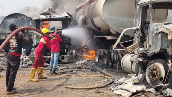 Bomberos extinguen las llamas de un camión cisterna que explotó en Suleja, Nigeria, el sábado 18 de enero de 2025. (AP Foto/Arise News)