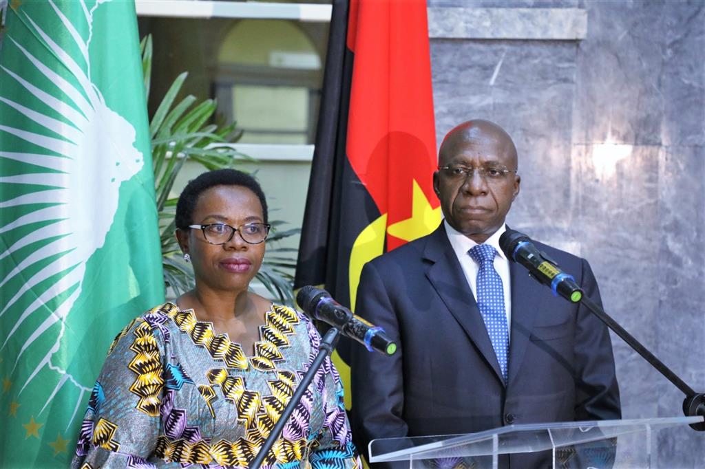 El ministro de Relaciones Exteriores de Angola Téte António y la vicepresidenta de la Comisión de la Unión Africana