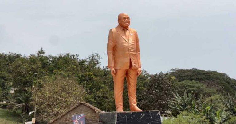 Estatua del ex presidente de Ghana Nana Akufo-Addo en Takoradi