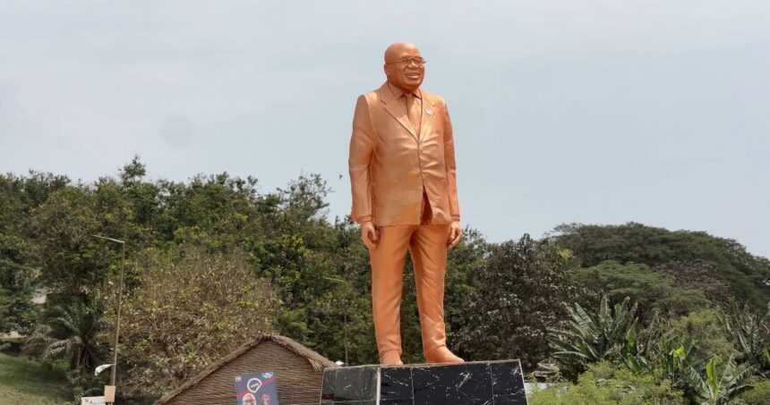 Estatua del ex presidente de Ghana Nana Akufo-Addo en Takoradi  