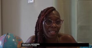Keachia Bowers comenta que su padre nunca llegó a visitar Ghana. | Derechos de autor © africanews Noticias de África