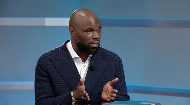 Kémi Séba concluyó su discurso con la consigna «Benín libre o muerte, venceremos». Foto: @aa_french.