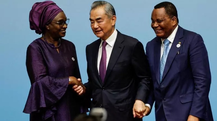 Los titulares de Asuntos Exteriores de Senegal y de la República del Congo saludando a su homólogo chino durante el Foro en Pekín | Foto: Tingshu Wang / Reuters