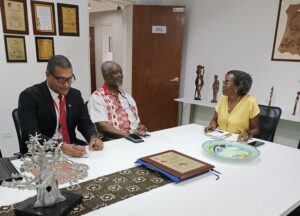 El Presidente de la Fundación Patrice Émery Lumumba Roland Lumumba Okito y Reina Arratia Directora del Centro de Saberes Africanos Americanos y Caribeños