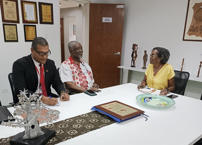 El Presidente de la Fundación Patrice Émery Lumumba Roland Lumumba Okito y Reina Arratia Directora del Centro de Saberes Africanos Americanos y Caribeños