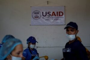El logo de USAID se ve en una cocina comunitaria instalada por ellos y el Programa Mundial de Alimentos. | REUTERS/Marco Bello/Foto de Archivo Derechos de Autor